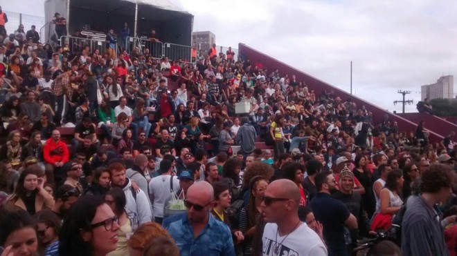 Ótimo público no Palco Ruínas, no aguardo do início do Trombone de Frutas. | Larissa Mayra