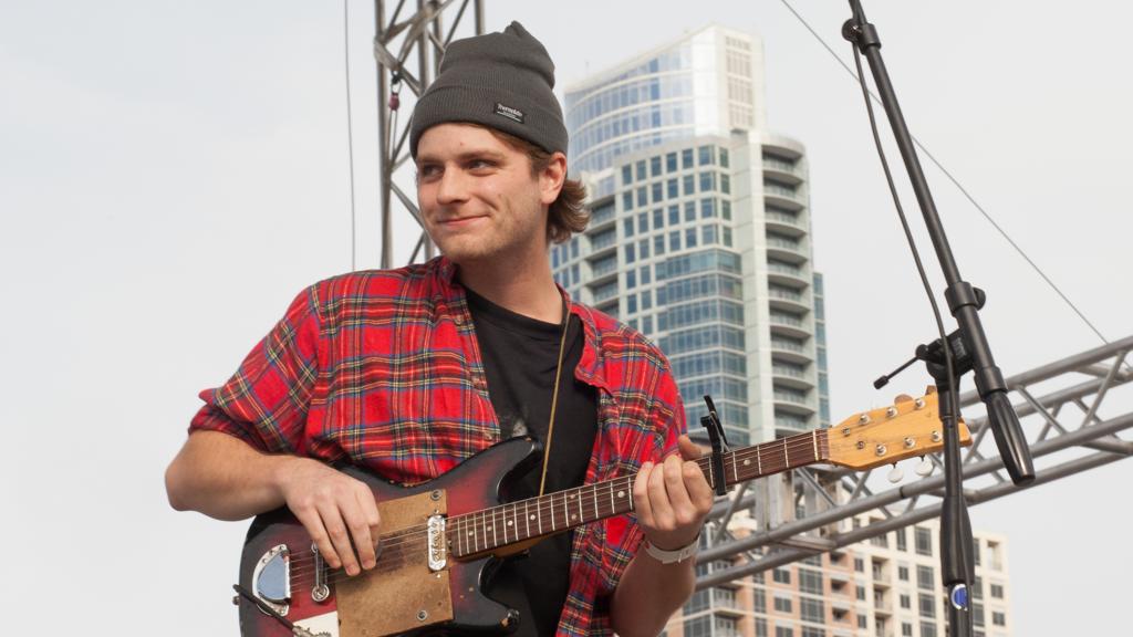 Mac DeMarco compõe melodias bonitas e sofisticadas de tão simples, com letras que falam de um cara comum, da vida e tal. | Anna Hanks/Wikimedia Commons