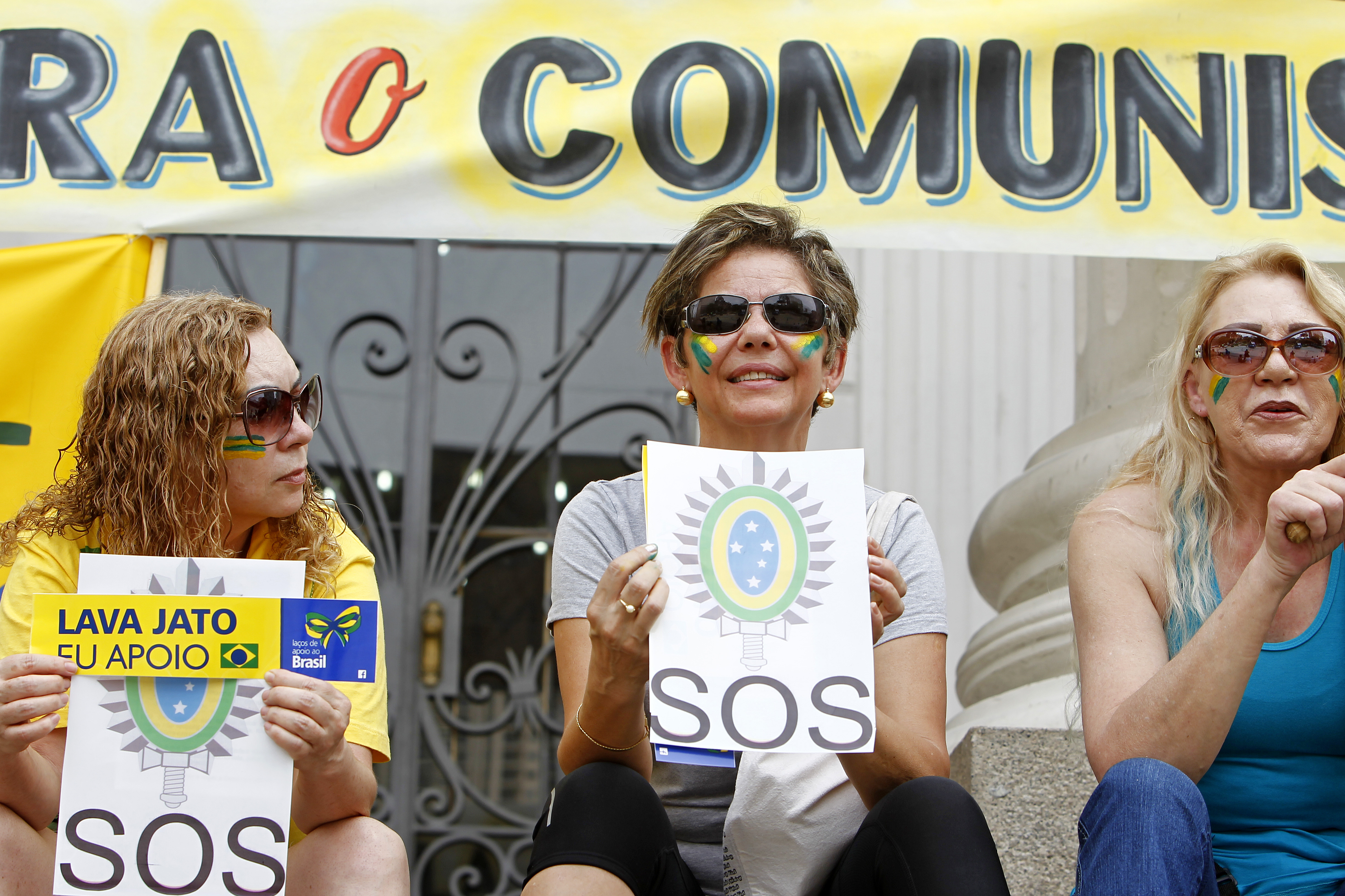 Cartazes contra o comunismo e pedindo a volta do comando militar predominaram no protesto. | Antônio More/Gazeta do Povo