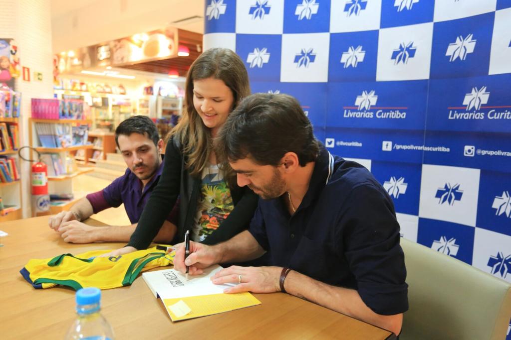 Giba autografa biografia. | Pedro Serápio/Gazeta do Povo