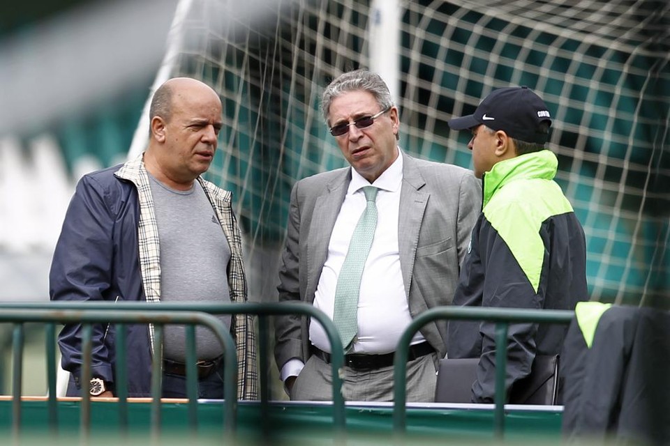 Valdir Barbosa, à esquerda, tem a tarefa de deixar o elenco focado contra o rebaixamento. | Antônio More/Gazeta do Povo