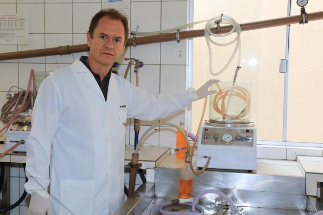 O tanatopraxista Clayton Marchioro. | Ivonaldo Alexandre/Gazeta do Povo