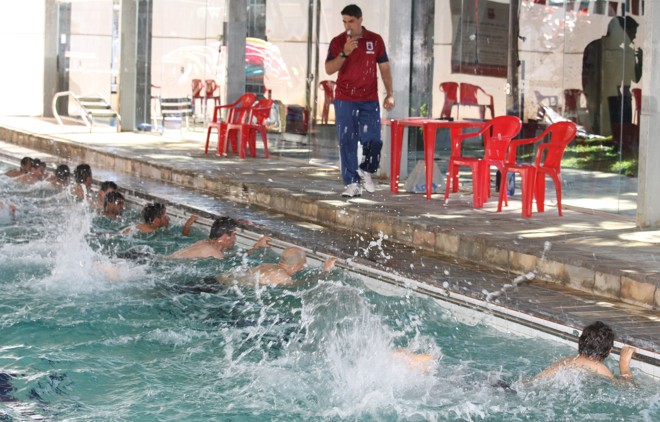Jogadores treinam na piscina térmica e coberta. | Aniele Nascimento/Gazeta do Povo
