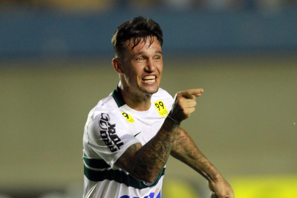João Paulo comemora o bonito gol que marcou no Goiás, o segundo da vitória do Coritiba. | Carlos Costa / Folhapress/