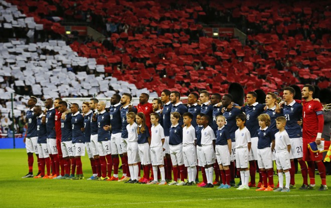 Seleção francesa no momento do hino antes do amistoso com a França: torcida inglesa montou mosaico com bandeira francesa. | Darren Staples/REUTERS