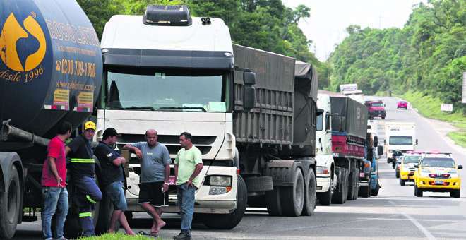 Caminhões no acostamento na Rodovia dos Minérios, na Grande Curitiba: protestos continuam. | Aniele Nascimento/Gazeta do Povo