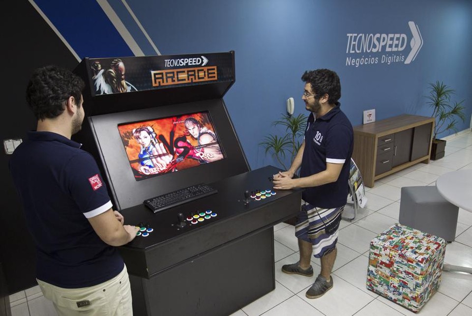 Dez anos sem bater o cartão-ponto Máquina de Street Fighter instalada pela própria equipe da Tecnospeed: jogo ajuda a relaxar os cerca de 50 funcionários. | Jonathan Campos/Gazeta do Povo