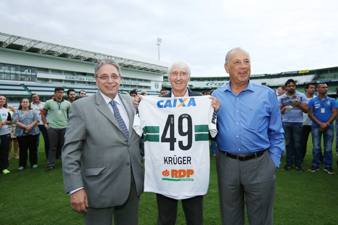 Em 2015, Krüeger foi homenageado pelo presidente Rogério Bacellar e todos os funcionários pelos 49 anos de Coritiba. | Giuliano Gomes/Tribuna do Paraná