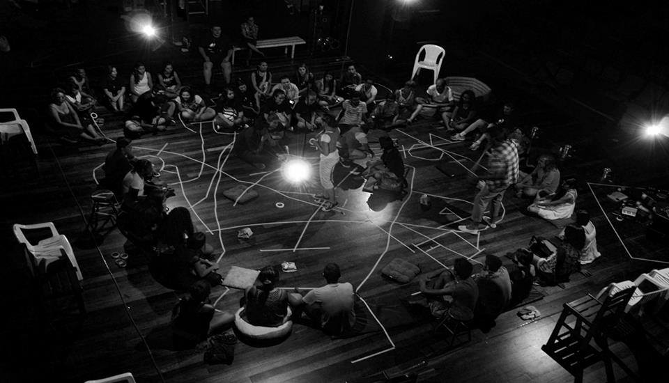 Fita crepe no chão cria caminhos que atores – e público – podem seguir. | Luiz Cordeiro/Divulgação