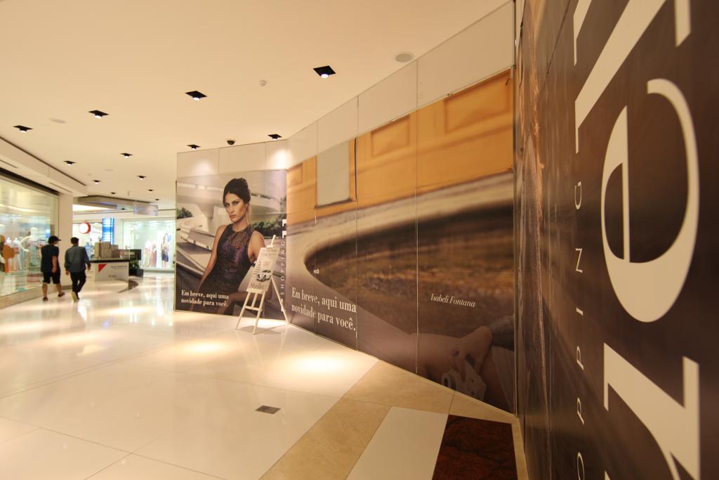 Tapumes em frente a uma loja vazia, no Shopping Mueller. | Aniele Nascimento/Gazeta do Povo