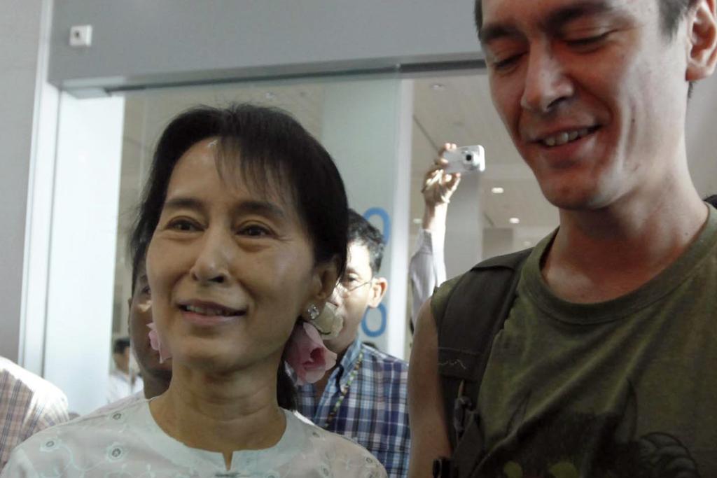 Suu Kyi, na foto acompanhada pelo filho, foi aclamada por seus simpatizantes durante a votação | DS/MEL/ROB/SOE ZEYA TUN