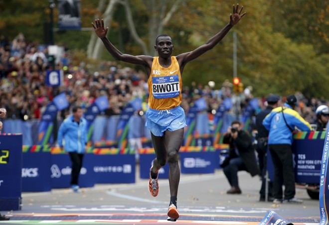 Queniano Stanley Biwo, campeão da Maratona de Nova York de 2015. | MIKE SEGAR/REUTERS