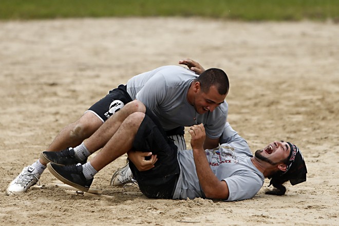 Campeonato Mundial de Bets realizado na Praça Menonitas no Boqueirão - na foto jogo da final masculina entre Arranca Lasca e Metalflex. - na foto os campeões Maicon Rodrigues e Aurio Fhymbeem | Albari Rosa/Gazeta do Povo