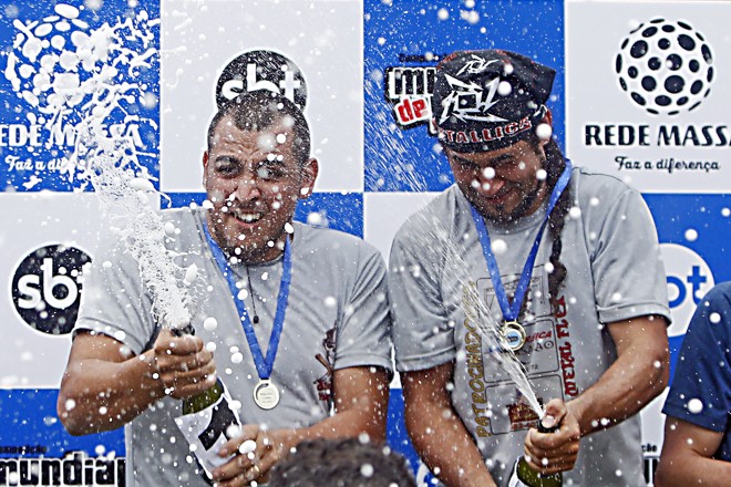 Campeonato Mundial de Bets realizado na Praça Menonitas no Boqueirão - na foto jogo da final masculina entre Arranca Lasca e Metalflex. - na foto os campeões Maicon Rodrigues e Aurio Fhymbeem | Albari Rosa/Gazeta do Povo