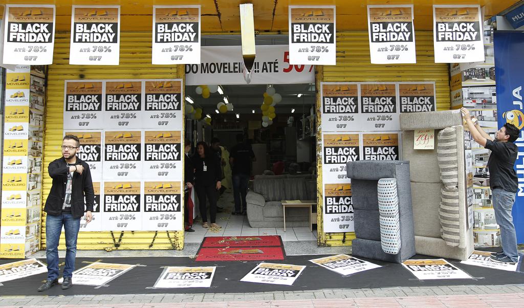 Vários estabelecimentos optaram por abrir as portas mais cedo e controlar a entrada de funcionários | Jonathan Campos/Gazeta do Povo