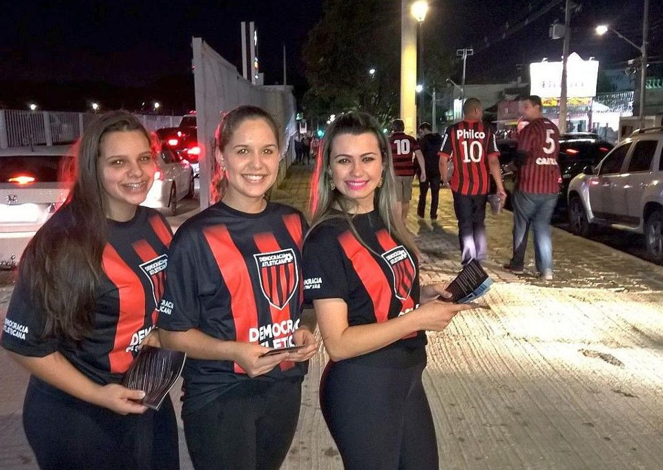 Panfletagem da chapa Democracia Atleticana antes do jogo do Atlético com o Palmeiras. | Eduardo Luiz Klisiewicz/Gazeta do Povo