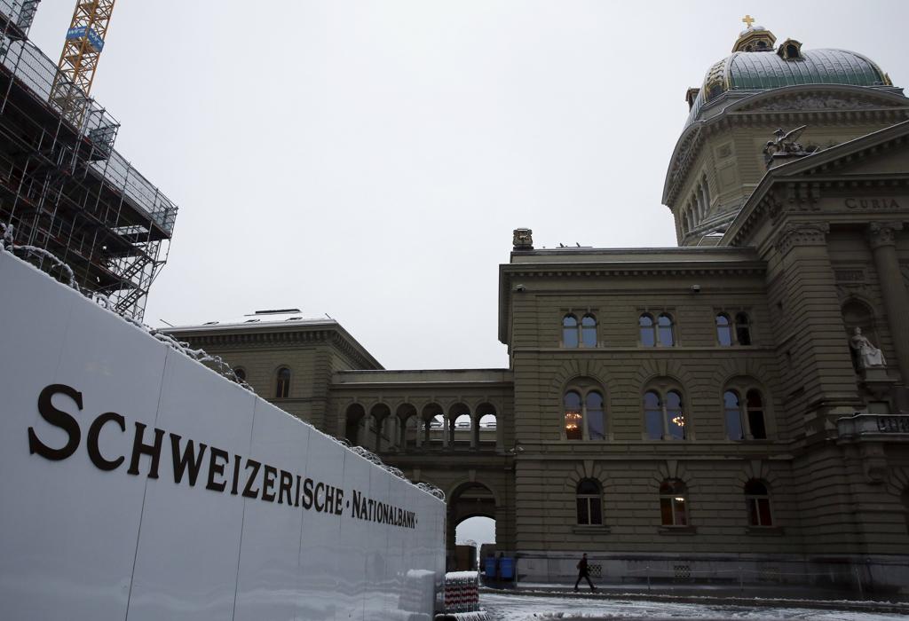 Bancos centrais da Suíça e da Suécia estão preocupados sobre como combater o excesso de valorização de suas moedas já que a perspectiva de taxas ainda menores do BCE torna o euro mais barato | Ruben Sprich/Reuters