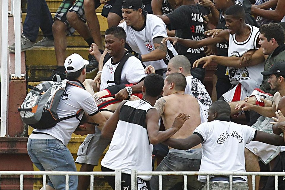 Torcedores do Vasco na briga da Arena Joinville em 2013: clube novamente corre risco de rebaixamento na última rodada. | ALBARI ROSA/Gazeta do Povo