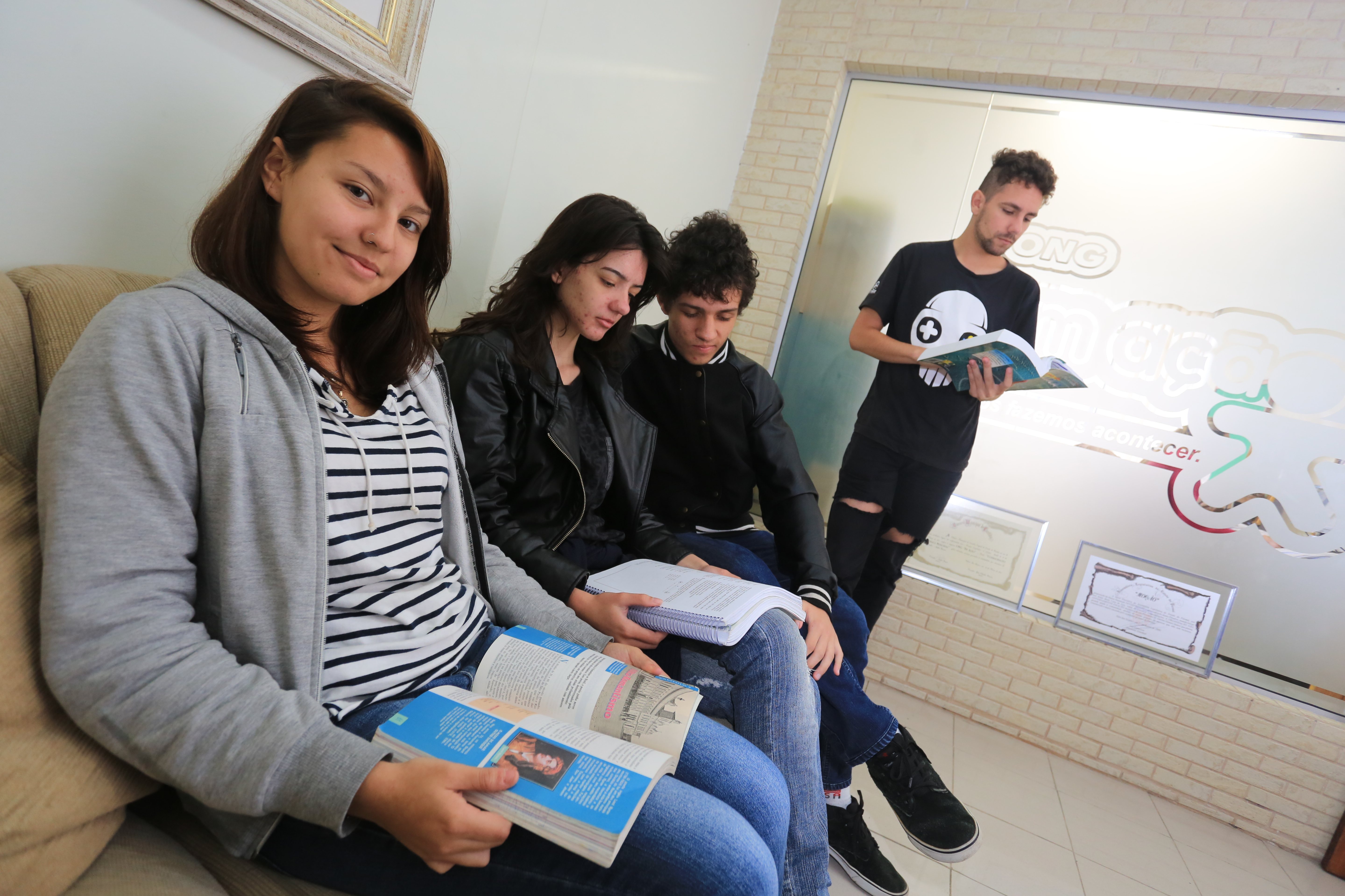 Aos 17 anos, Fabíola Alves (de blusa listrada) fará seu primeiro vestibular no próximo domingo. | Ivonaldo Alexandre/Gazeta do Povo