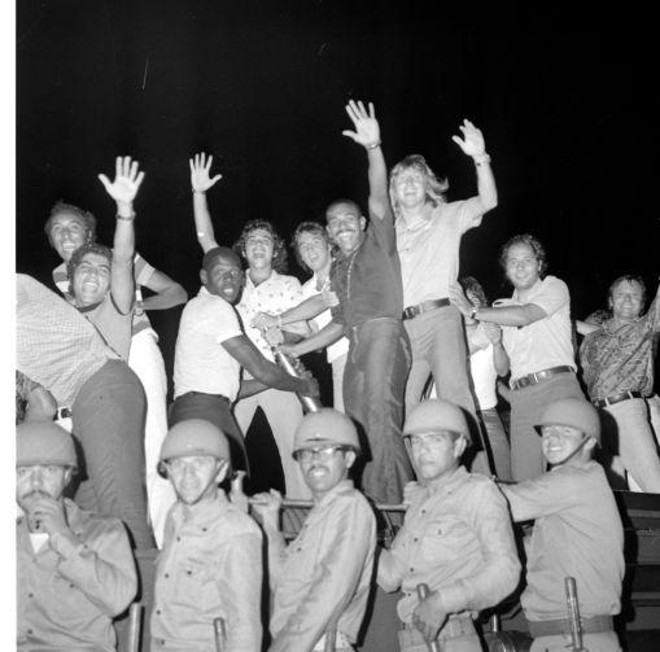Krüger com outros jogadores do Coriiba na comemoração do título Paranaense de 1972 |