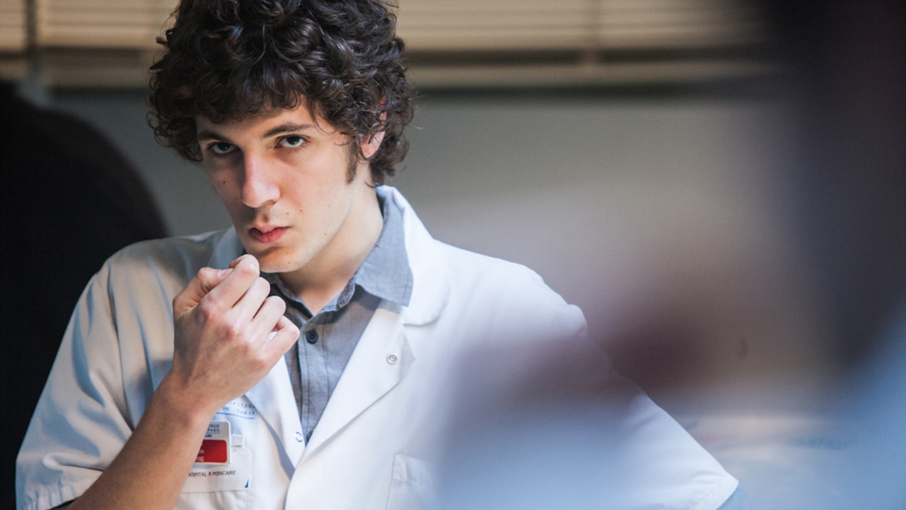 Vincent Lacoste, o médico residente em “Hipócrates”, terá a vida marcada por um paciente. | Divulgação