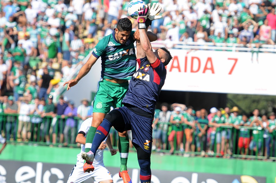 No empate com a Chape, mais uma vez, goleiro Weverton foi o heroi do Atlético. | /DC-Agência RBS