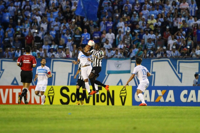 Tubarão ficou no 0 a 0 no tempo normal com o Tupi e se classificou nos pênaltis. | Gilberto Abelha/Jornal de Londrina