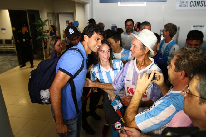 Goleiro Vitor, herói do Londrina na Série C, tira foto com torcedores na chegada ao aeoporto. | Roberto Custodio/Jornal de Londrina