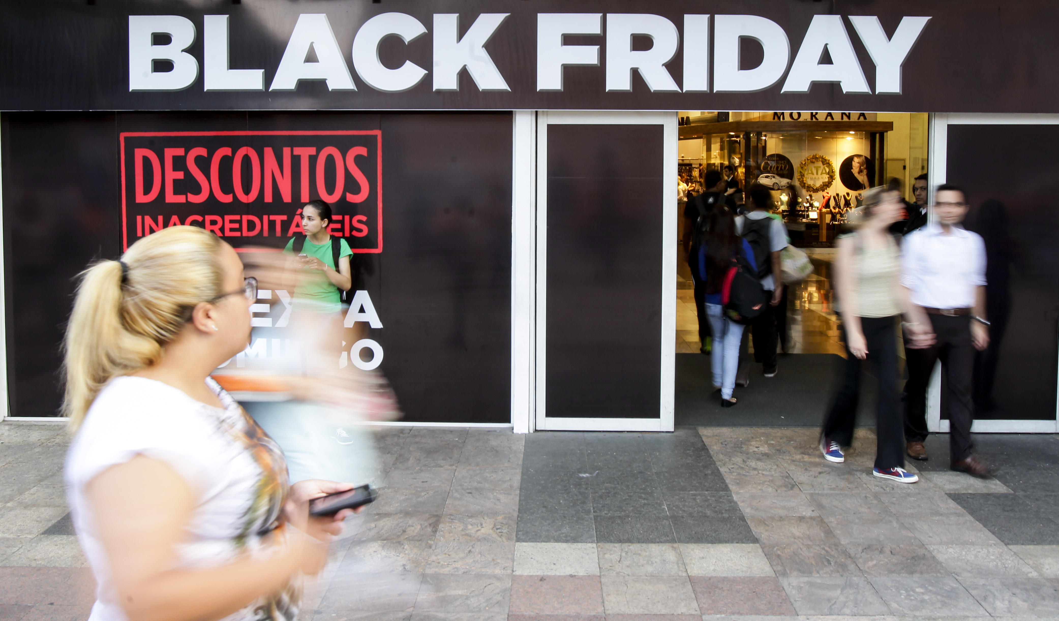 Promessa é de descontos de até 70% nas lojas | Daniel Castellano/Gazeta do Povo