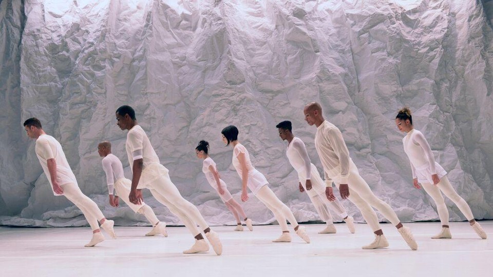“Suíte Branca” é a coreografia que abre o espetáculo: cenário e figurinos clean. | Divulgação