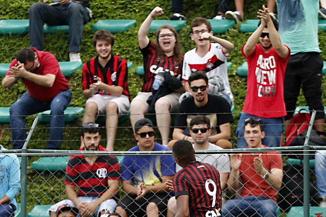 Dominic sendo aplaudido pelos torcedores no estádio Janguito Malucelli | Albari Rosa/Gazeta do Povo
