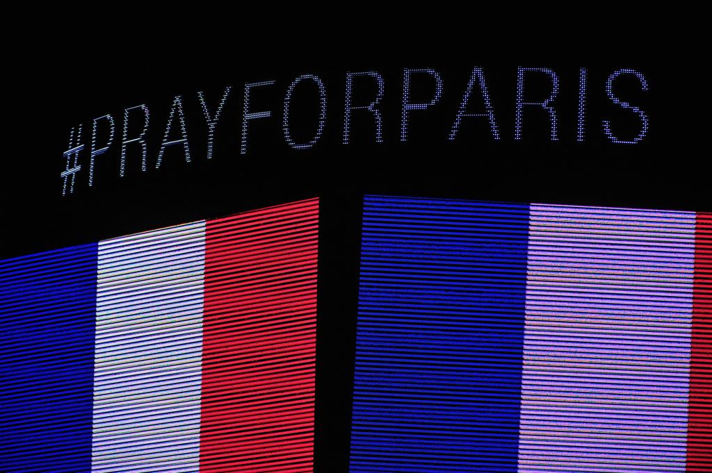 Homenagem a Paris durante o jogo entre Chicago Blackhawks e Calgary Flames pela liga americana de hóquei. | David Banks/USA Today Sports
