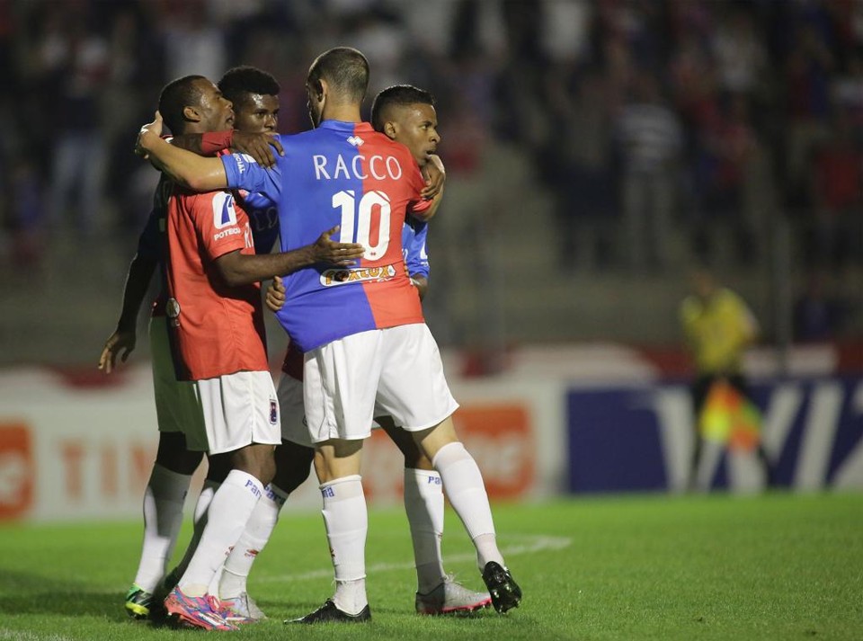 Jogadores do Paraná comemoram vitória sobre o América-MG na Vila Capanema. | Giuliano Gomes/