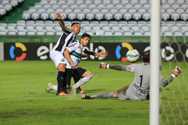 Henrique Almeida chuta dividido para marcar o gol do Coritiba contra o Santos. | Ivonaldo Alexandre/Gazeta do Povo