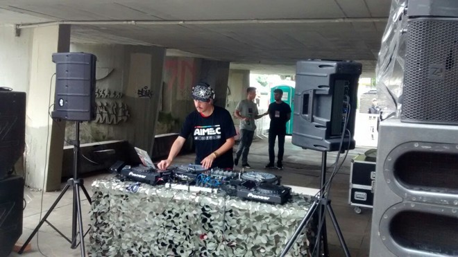 DJ Fefo foi o segundo a assumir o palco da Praça 29 de Março, local da música eletrônica na Corrente Cultural. | 