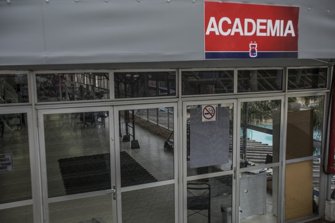 Academia à beira da piscina. | Marcelo Andrade/Gazeta do Povo