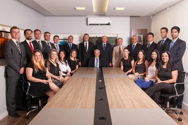 Dr. Geroldo Hauer ao centro, rodeado pela equipe completa de advogados do escritório. | Arquivo/G.A.Hauer Advogados