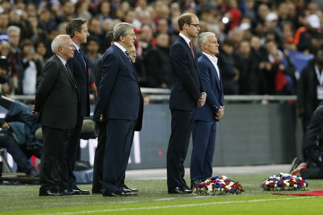 Primeiro-ministro britânico David Cameron, o técnico Rody Hodgson, o príncipe William e o técnico Didier Deschamps prestam condolência às vítimas de Paris. | Carl Recine/REUTERS