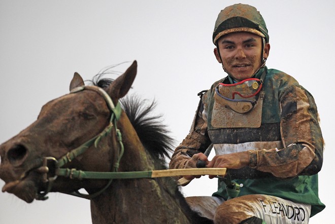 Jóquei e cavalo ficam todos sujos após páreo disputado em Curitiba. Glamour ficava na arquibancada. | Jonathan Campos/Gazeta do Povo