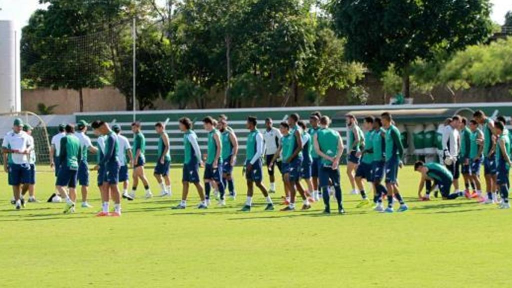 Treino do Goiás para enfrentar o Coritiba, na quarta-feira, no Serra Dourada: confronto decisivo na luta contra a degola. | Goiás/Divulgação