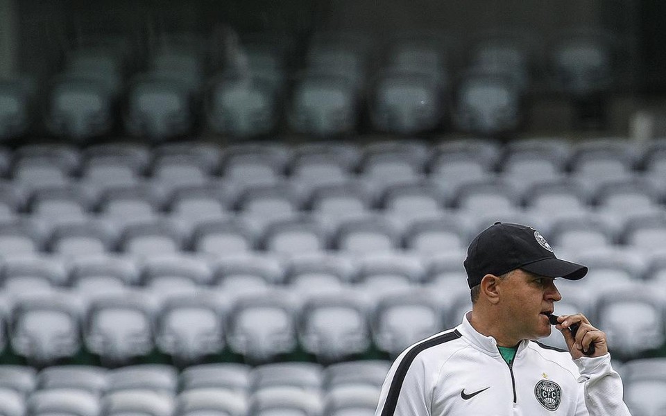 Técnico Pachequinho durante o último treino antes do embarque para Goiânia: jogo com cara de decisão. | Jonathan Campos/Gazeta do Povo