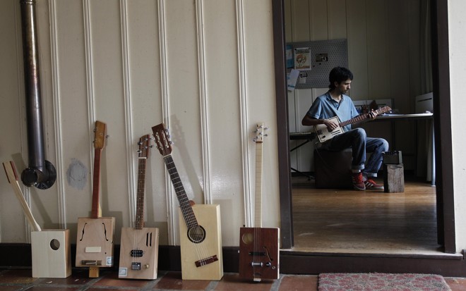 José Cechin aprendeu a fazer as guitarras de caixas de charuto assistindo a tutoriais na internet. | Jonathan Campos/Gazeta do Povo