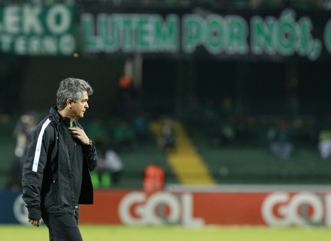Ney Franco deixa o gramado após o empate do Coritiba com o Figueirense. | Daniel Castellano /Gazeta do Povo