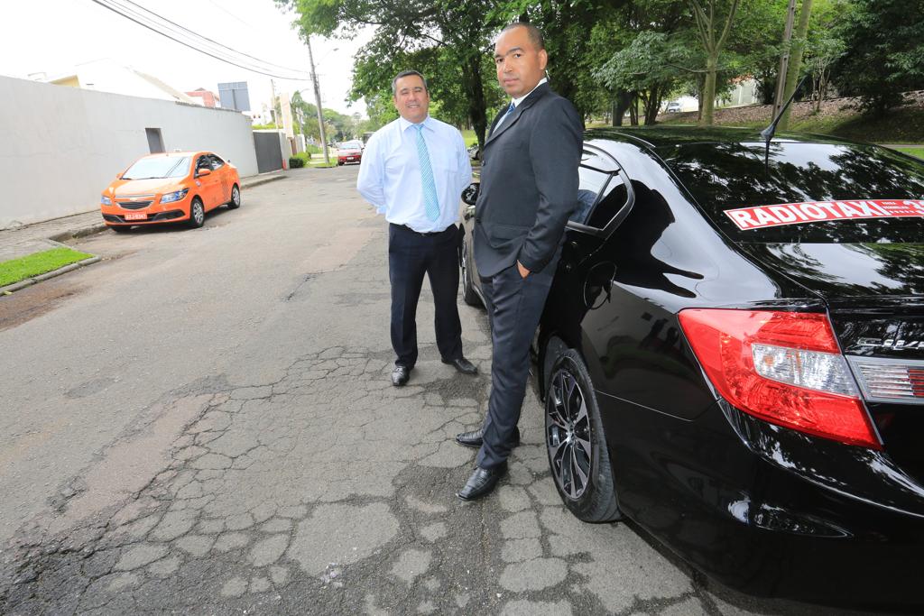 Os taxistas Claudinei Santiago (de terno) e Guilherme Biz | Ivonaldo Alexandre/Gazeta do Povo