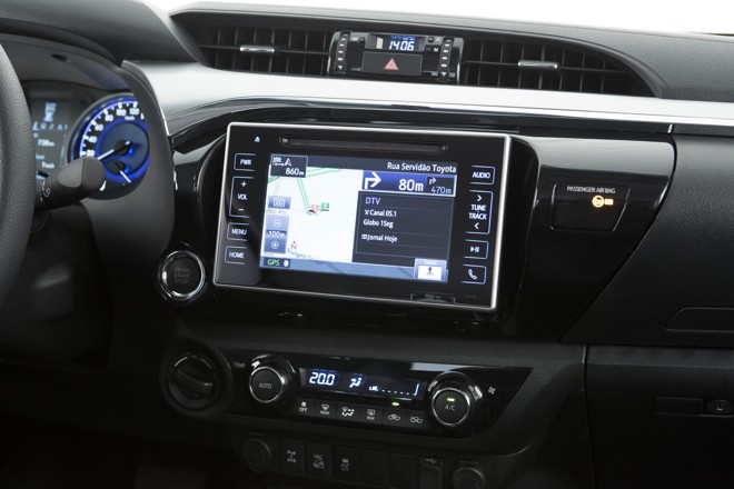 A Hilux traz um dispositivo de áudio ligado a uma tela sensível ao toque de 7” com funções de DVD, MP3, entrada auxiliar de vídeo e seis alto-falantes. | Malagrine/Toyota