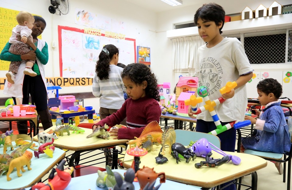 Saber que os filhos estão bem logo ali ao lado, ajudam pais e responsáveis a retomarem seus estudos. | Pedro Serapio/Gazeta do Povo