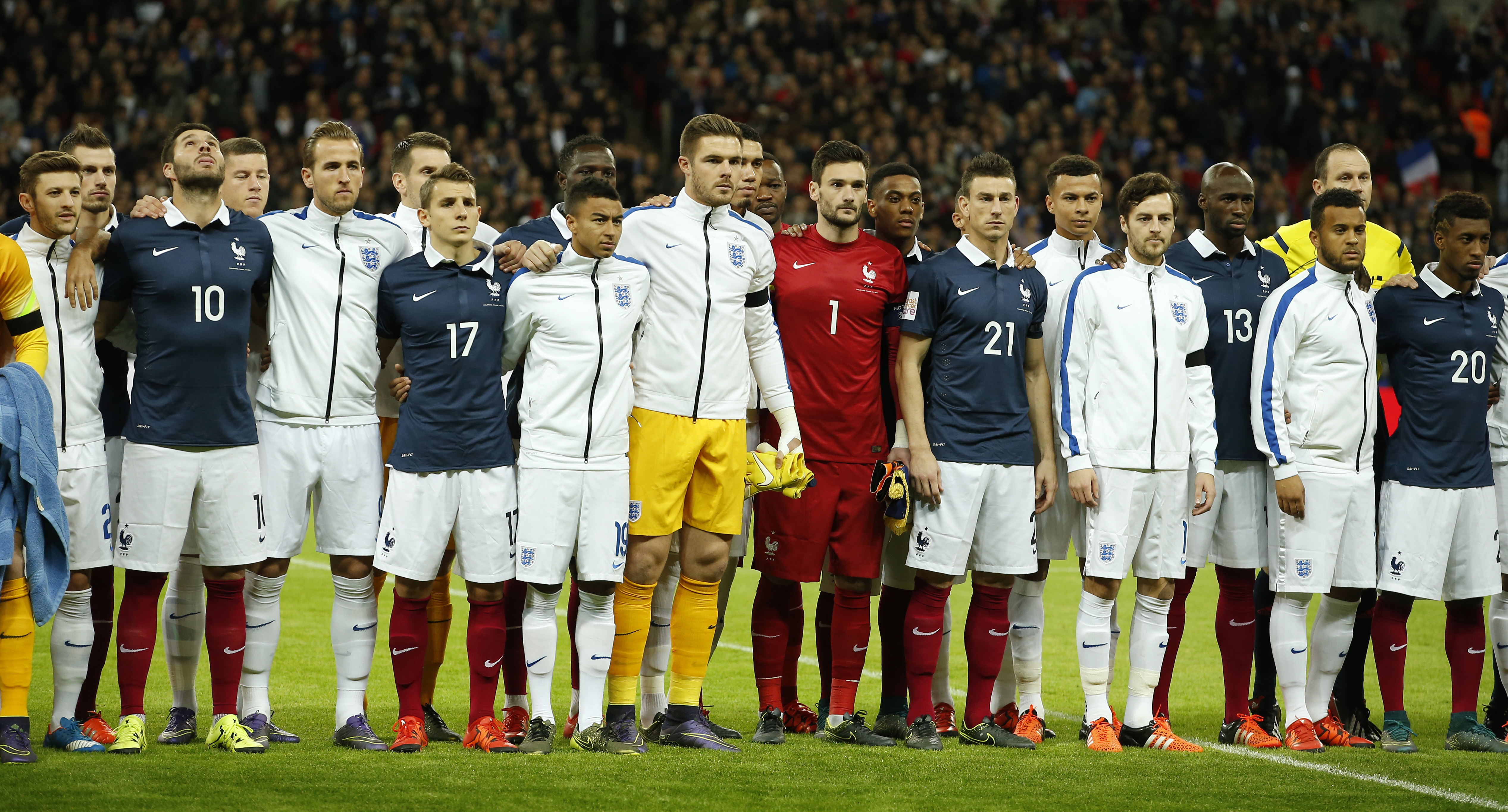 Antes do amistoso, jogadores da Inglaterra e França se uniram para cantar a Marselhesa, o hino francês. | John Sibley/REUTERS