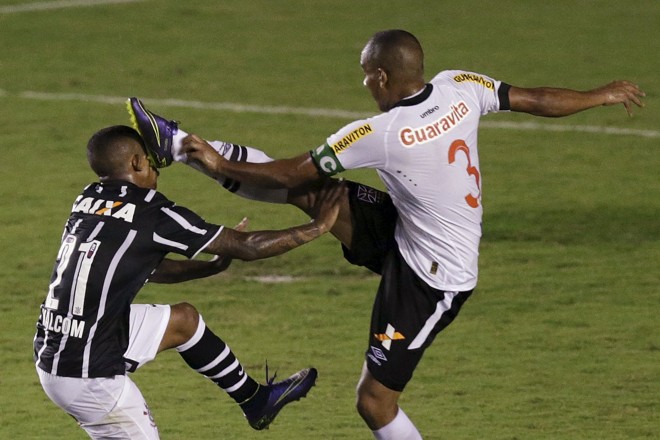 Corintian Malcom divide a bola com vascaíno André no empate que garantiu o título ao Timão. | UESLEI MARCELINO/REUTERS