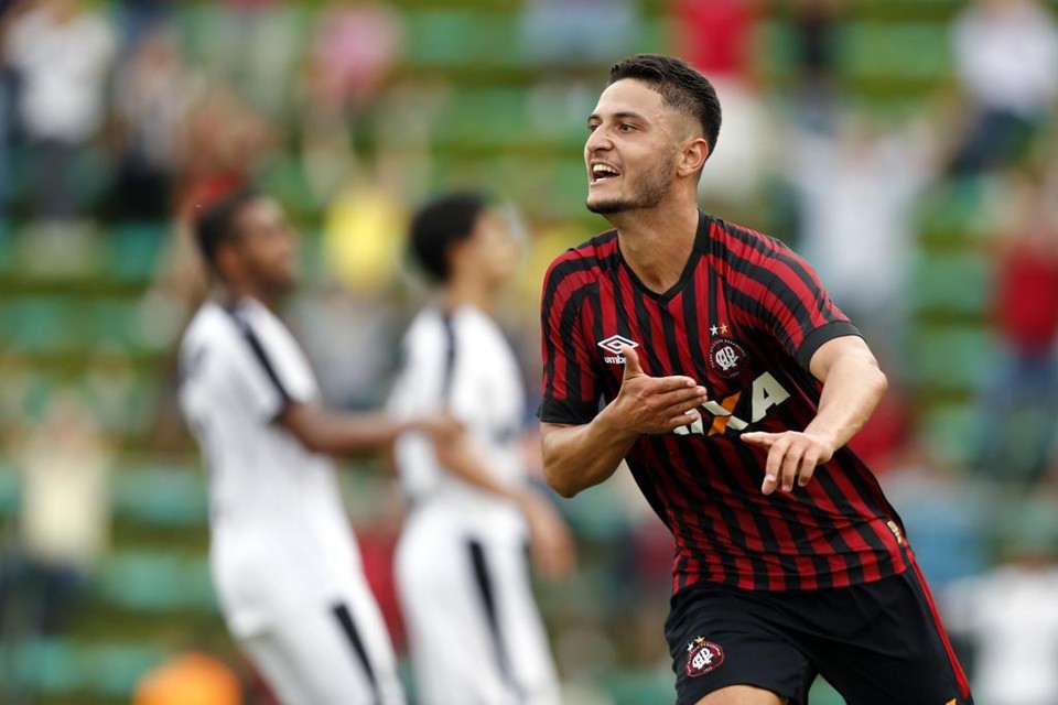 Renan comemora  o terceiro gol atleticano. | Albari Rosa/Gazeta do Povo