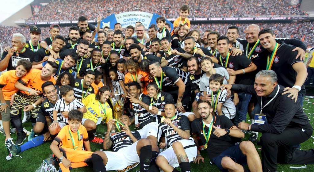 Corintianos levantaram a taça em grande estilo: após goleada em cima de grande rival | PAULO WHITAKER/REUTERS